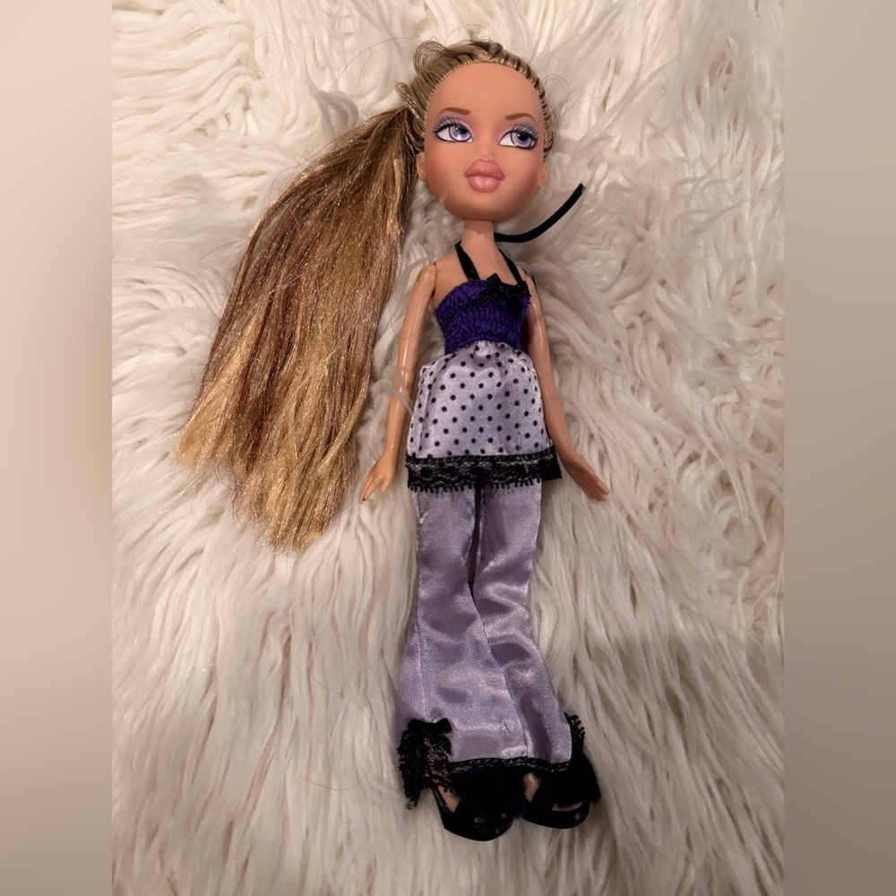Original bratz Sleepover Leah Fashion Doll with Purple and Blonde Highlights